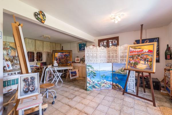 MAISON PROVENCALE VUE EPOUSTOUFLANTE - A REMETTRE AU GOUT DU JOUR.