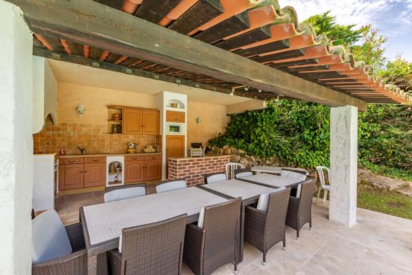 MAISON PROVENCALE VUE EPOUSTOUFLANTE - A REMETTRE AU GOUT DU JOUR.