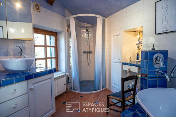 Maison en pierre XIXe rénovée avec vue et vaste terrain arboré