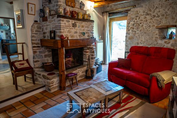 Maison en pierre XIXe rénovée avec vue et vaste terrain arboré