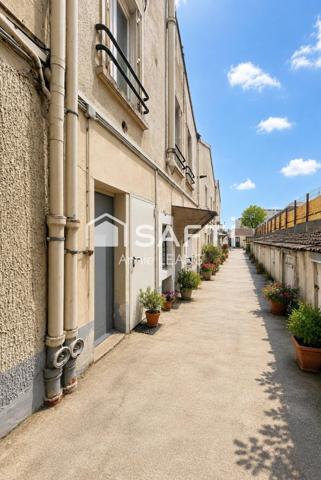 Duplex atypique au dernier étage, au calme absolu, à deux pas des Lilas et du métro ligne 11.