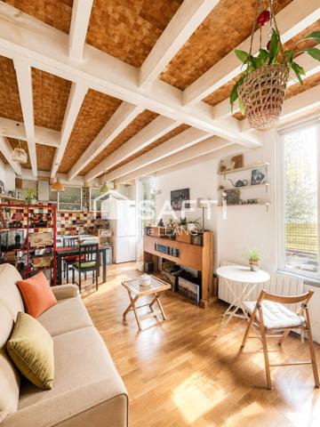 Duplex atypique au dernier étage, au calme absolu, à deux pas des Lilas et du métro ligne 11.