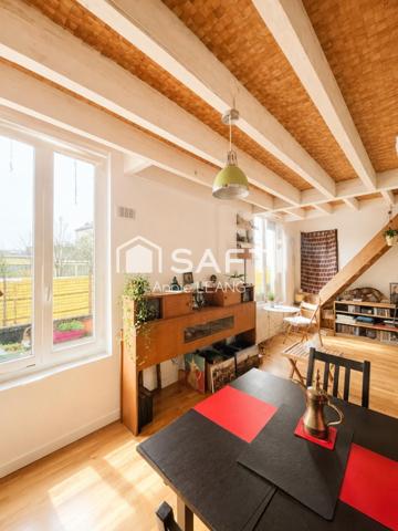 Duplex atypique au dernier étage, au calme absolu, à deux pas des Lilas et du métro ligne 11.