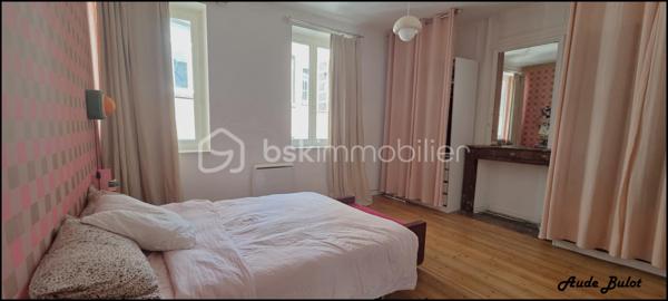 Un bien rare en plein centre-ville ! Situé au 2ᵉ étage d’une petite copropriété, ce duplex de 70 m² offre le charme de l’ancien, de beaux volumes et un environnement calme, tout en étant à proximité immédiate des commerces, restaurants et transports.

✨ Les atouts du bien :

Belle pièce de vie avec parquet et belle hauteur sous plafond
Cuisine équipée, fonctionnelle et agréable
Grande chambre de 20 m²
À l’étage : espace actuellement aménagé en coin chambre et coin bureau, offrant de nombreuses possibilités

Gare et axes routiers à proximité, idéal pour les déplacements vers Paris ou les grandes villes
Un appartement avec du cachet, du calme et un emplacement privilégié.
 Idéal pour un premier achat, un pied-à-terre ou un investissement.

Charges annuelles : environ 1 000 €
Chauffage électrique

📍 Emplacement recherché – centre-ville
👉 À visiter rapidement !