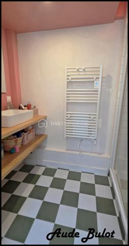 Un bien rare en plein centre-ville ! Situé au 2ᵉ étage d’une petite copropriété, ce duplex de 70 m² offre le charme de l’ancien, de beaux volumes et un environnement calme, tout en étant à proximité immédiate des commerces, restaurants et transports.

✨ Les atouts du bien :

Belle pièce de vie avec parquet et belle hauteur sous plafond
Cuisine équipée, fonctionnelle et agréable
Grande chambre de 20 m²
À l’étage : espace actuellement aménagé en coin chambre et coin bureau, offrant de nombreuses possibilités

Gare et axes routiers à proximité, idéal pour les déplacements vers Paris ou les grandes villes
Un appartement avec du cachet, du calme et un emplacement privilégié.
 Idéal pour un premier achat, un pied-à-terre ou un investissement.

Charges annuelles : environ 1 000 €
Chauffage électrique

📍 Emplacement recherché – centre-ville
👉 À visiter rapidement !