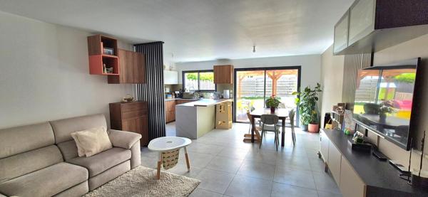 Maison récente de 2022, impeccable , 112 m² , 4 chambres , 2 points d'eau, 2 wc sur terrain clos
