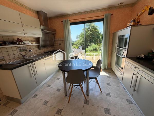 Maison avec sous-sol sur beau terrain arboré