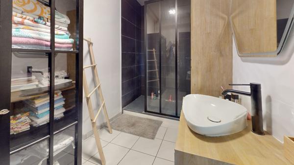 Appartement
         4 pièces
        - 95 m² Exclusivité 265 000 € *