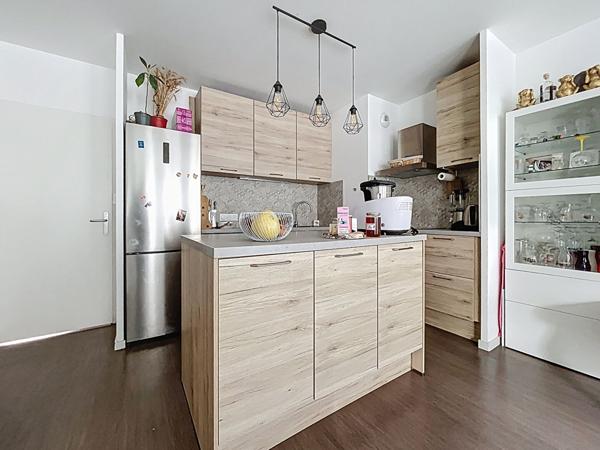 Appartement 4 pièces 80 m2 + Terrasse + parking