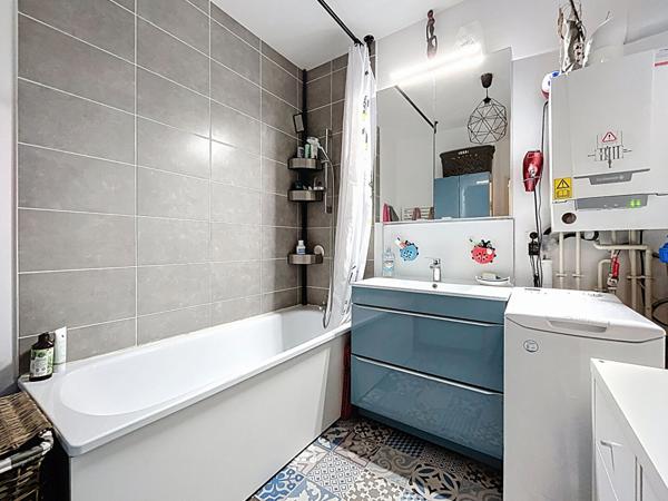 Appartement 4 pièces 80 m2 + Terrasse + parking