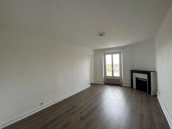 Location                                                      Appartement
                        
                     3 pièces                      65 m2                     à Montlhéry