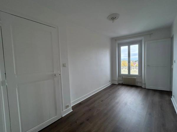 Location                                                      Appartement
                        
                     3 pièces                      65 m2                     à Montlhéry