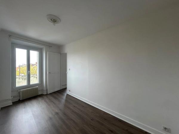 Location                                                      Appartement
                        
                     3 pièces                      65 m2                     à Montlhéry