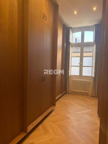 Aix-en-Provence (13100) Hôtel particulier du XVIIIe siècle, situé dans une rue calme et discrète, quartier Mazarin
