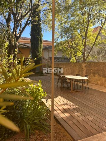 Aix-en-Provence (13100) Hôtel particulier du XVIIIe siècle, situé dans une rue calme et discrète, quartier Mazarin