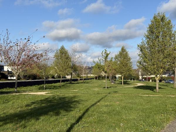 Maison T4 familiale récente de 2018, idéal premier achat , résidence principale ou investissement, salon de 37 m2 exposition Sud,3 chambres à Saint Gilles ouest de Rennes