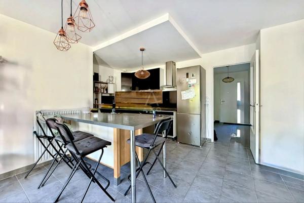 Maison T4 familiale récente de 2018, idéal premier achat , résidence principale ou investissement, salon de 37 m2 exposition Sud,3 chambres à Saint Gilles ouest de Rennes