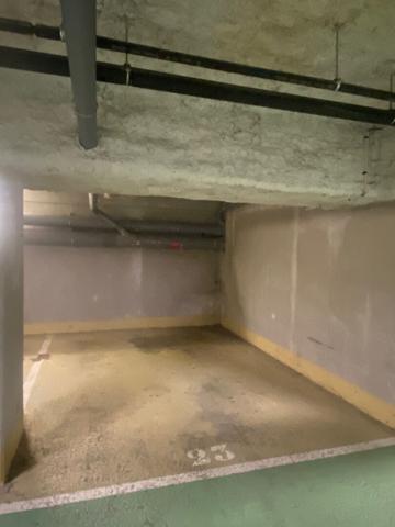 Parking idéalement situé: Canal Saint-Martin