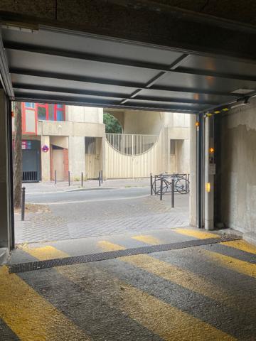 Parking idéalement situé: Canal Saint-Martin