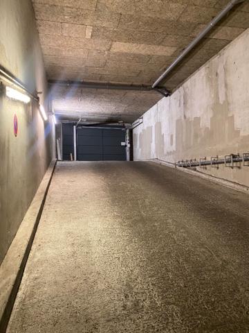 Parking idéalement situé: Canal Saint-Martin