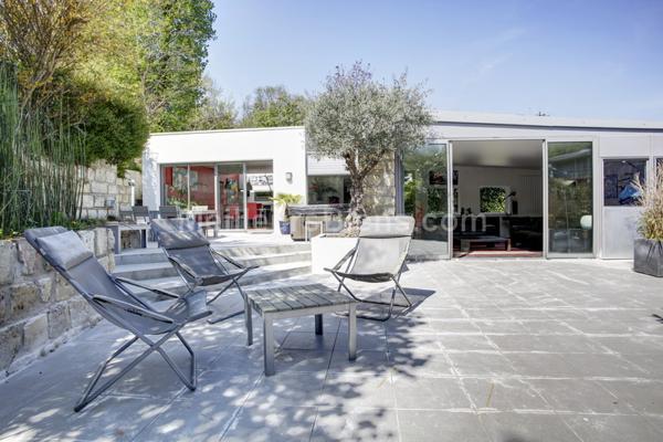 MEUDON BELLEVUE. Maison d'architecte de plain-pied sur terrasses et jardin, 5 chambres.