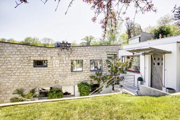 MEUDON BELLEVUE. Maison d'architecte de plain-pied sur terrasses et jardin, 5 chambres.