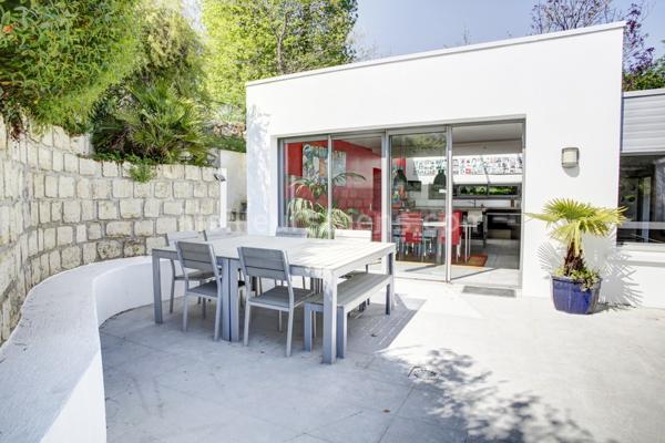 MEUDON BELLEVUE. Maison d'architecte de plain-pied sur terrasses et jardin, 5 chambres.