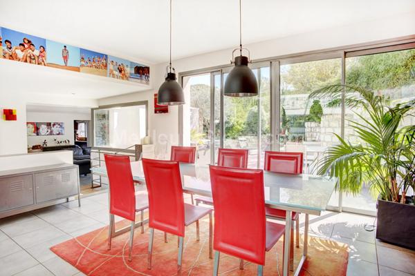 MEUDON BELLEVUE. Maison d'architecte de plain-pied sur terrasses et jardin, 5 chambres.