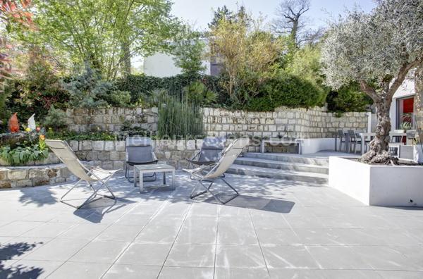 MEUDON BELLEVUE. Maison d'architecte de plain-pied sur terrasses et jardin, 5 chambres.