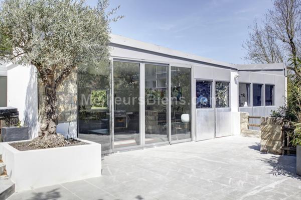 MEUDON BELLEVUE. Maison d'architecte de plain-pied sur terrasses et jardin, 5 chambres.