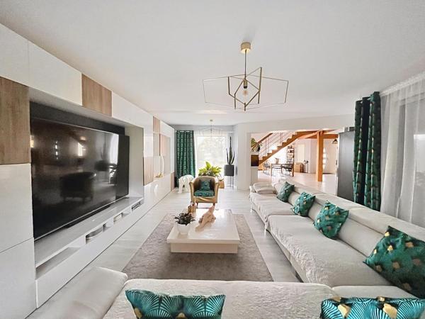 Maison d'exception avec piscine et jardin paysager