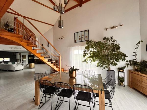 Maison d'exception avec piscine et jardin paysager