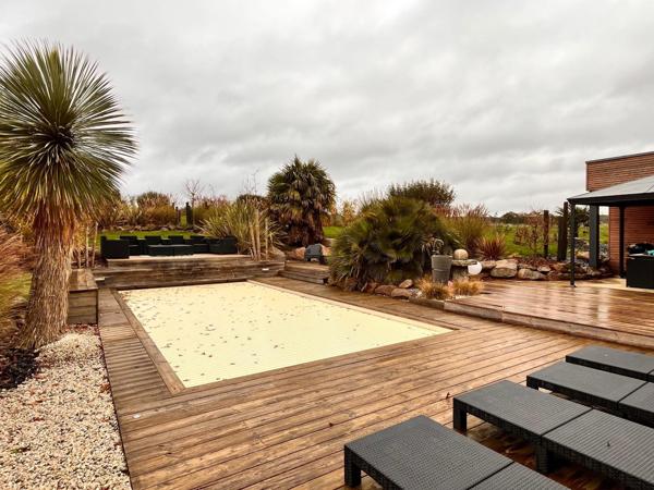 Maison d'exception avec piscine et jardin paysager