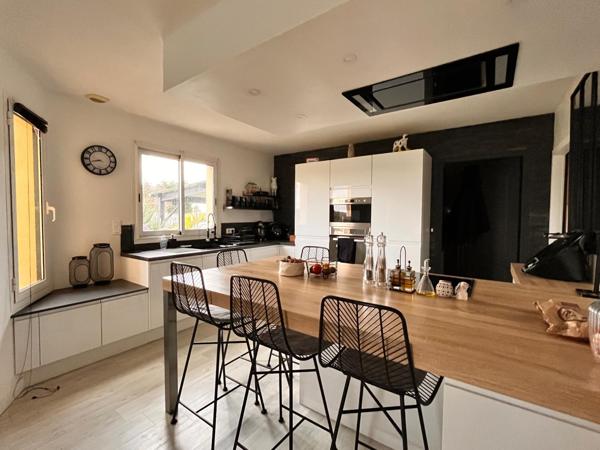 Maison d'exception avec piscine et jardin paysager