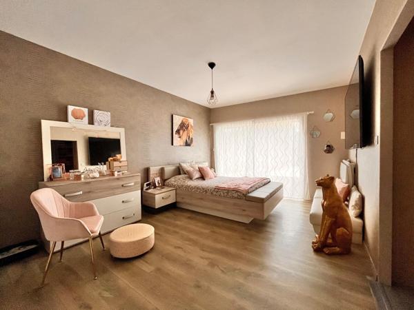 Maison d'exception avec piscine et jardin paysager