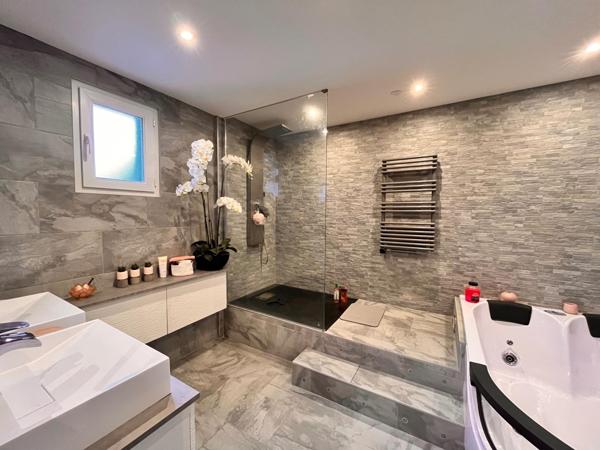 Maison d'exception avec piscine et jardin paysager