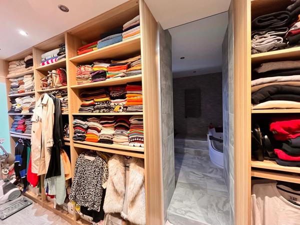 Maison d'exception avec piscine et jardin paysager