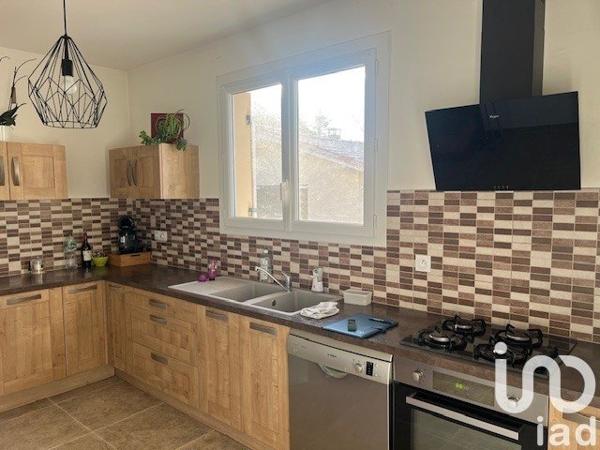 Maison 4 pièces de 105 m² à Les Églisottes-et-Chalaures (33230)