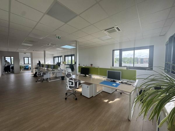 FONDETTES LES 2 CROIX BUREAUX A LOUER DE 144 M² 4 PARKINGS PRIVATIFS