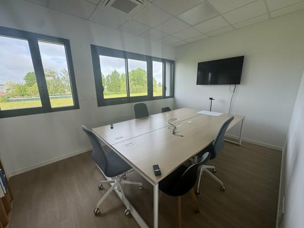 FONDETTES LES 2 CROIX BUREAUX A LOUER DE 144 M² 4 PARKINGS PRIVATIFS