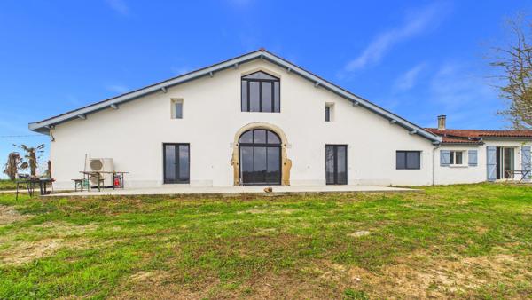 Corps de ferme rénové - Vue Pyrénées - 440 m² habitables - 7 200 m² de terrain Peyrehorade