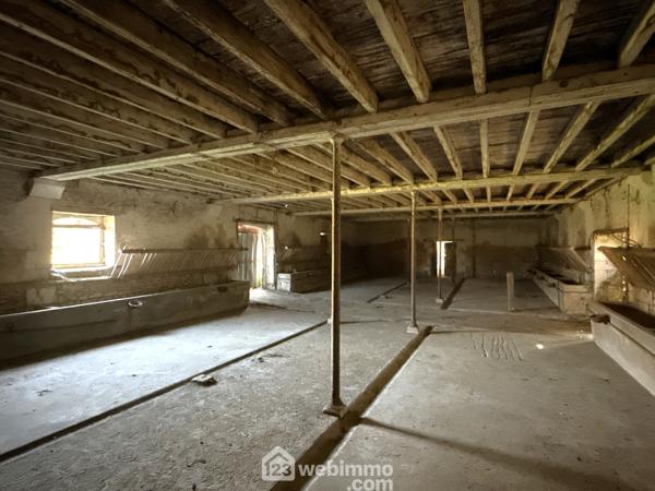 Corps de ferme 1700 m² à Poitiers 86000