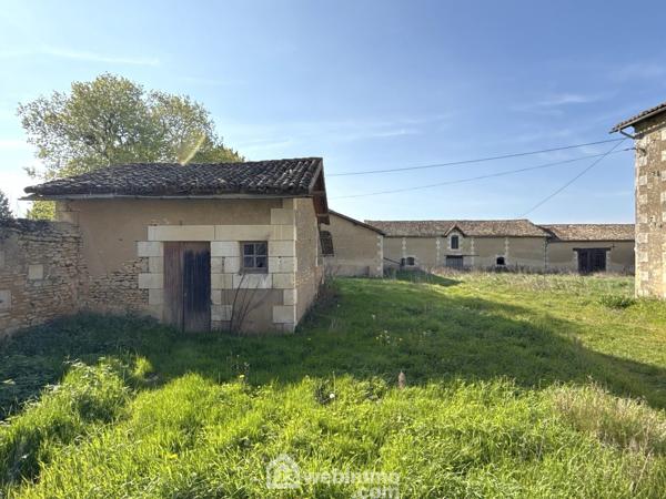 Corps de ferme 1700 m² à Poitiers 86000