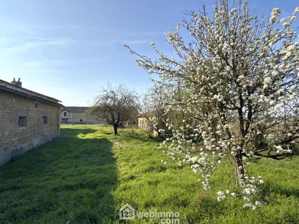 Corps de ferme 1700 m² à Poitiers 86000