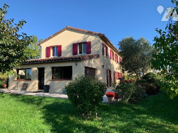 Proche commerces, maison avec jardin, 5 chambres dont une en rdc avec sde, un local indépendant.