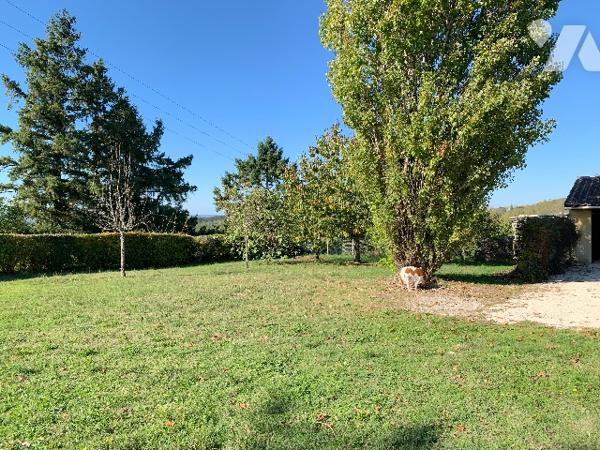 Proche commerces, maison avec jardin, 5 chambres dont une en rdc avec sde, un local indépendant.