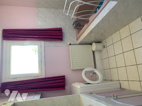 Proche commerces, maison avec jardin, 5 chambres dont une en rdc avec sde, un local indépendant.