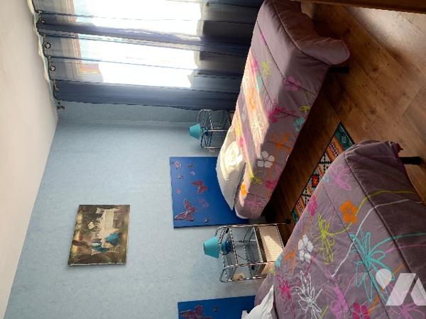 Proche commerces, maison avec jardin, 5 chambres dont une en rdc avec sde, un local indépendant.