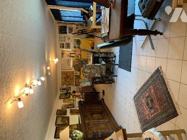 Proche commerces, maison avec jardin, 5 chambres dont une en rdc avec sde, un local indépendant.