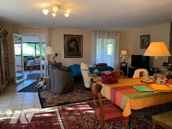 Proche commerces, maison avec jardin, 5 chambres dont une en rdc avec sde, un local indépendant.